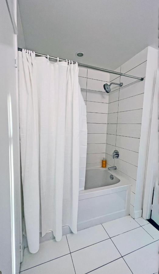 Stunning Luxurious Lakeview Condo By Cn Tower Toronto Extérieur photo