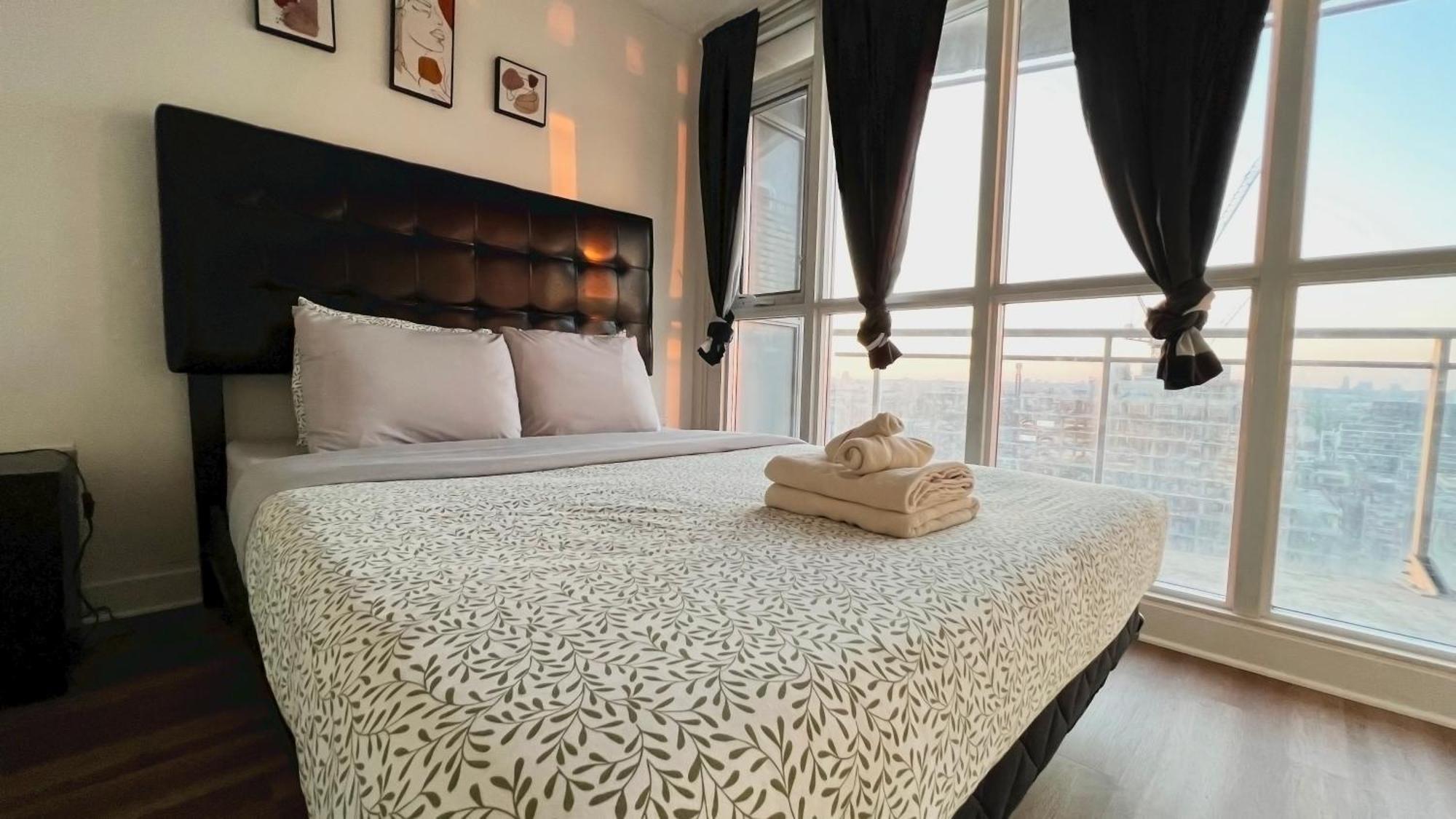 Stunning Luxurious Lakeview Condo By Cn Tower Toronto Extérieur photo