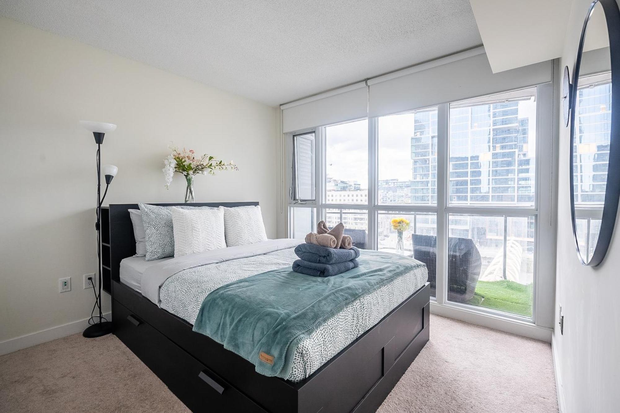 Stunning Luxurious Lakeview Condo By Cn Tower Toronto Extérieur photo